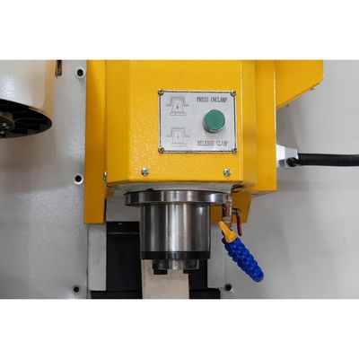Präge- und Drehenmitte-kleine vertikale Maschinen-Mitte Cnc mit Werkzeug 12pcs (VMC24L)